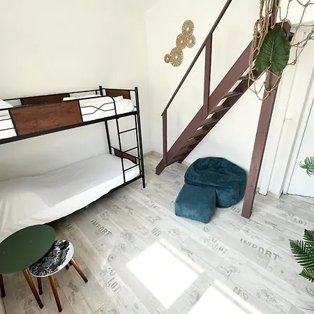 Spacious House For 6 With Pool Table
